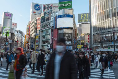 Tokyo, Japonya, 31 Ocak 2020 - Bulaşıcı hastalıkları önlemek için maske takan yayalar Shibuya 'nın ünlü geçidinde yürüyorlar.