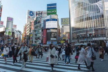 Tokyo, Japonya, 31 Ocak 2020 - Bulaşıcı hastalıkları önlemek için maske takan yayalar Shibuya 'nın ünlü geçidinde yürüyorlar.