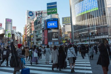 Tokyo, Japonya, 31 Ocak 2020 - Bulaşıcı hastalıkları önlemek için maske takan yayalar Shibuya 'nın ünlü geçidinde yürüyorlar.