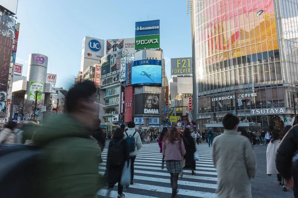 Токио Япония Января 2020 Пешеходы Масках Предотвращения Инфекционных Заболеваний Ходят — стоковое фото