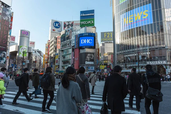 Токио Япония Января 2020 Пешеходы Масках Предотвращения Инфекционных Заболеваний Ходят — стоковое фото