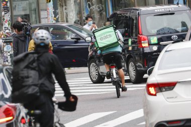 Tokyo, Japonya, 28 Mart 2020 Shibuya 'nın ünlü geçidine yakın bir yerde bir Uber şoförü görüldü.. 