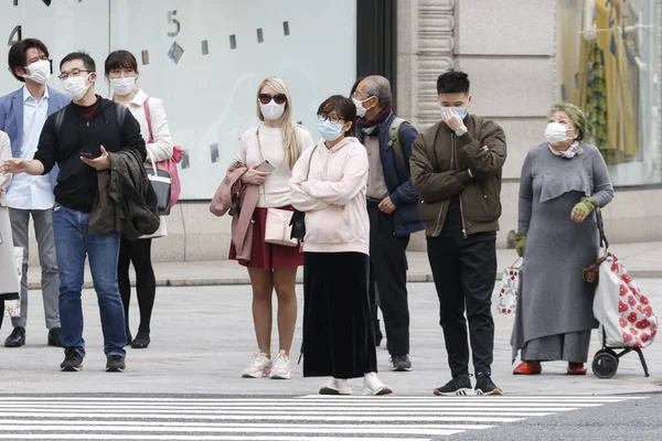 Tóquio Japão Março 2020 Pedestres Usando Máscaras Cirúrgicas Para Prevenir — Fotografia de Stock