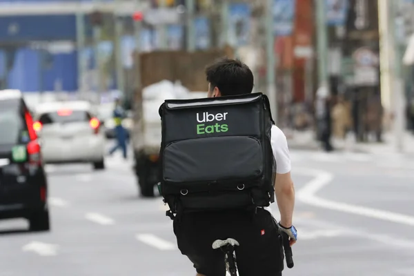 Tokyo, Japonya, 28 Mart 2020 - Ginza alışveriş bölgesinde bir Uber sürücü görüldü.