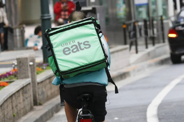 Tokyo, Japonya, 28 Mart 2020 Shibuya 'nın ünlü geçidine yakın bir yerde bir Uber şoförü görüldü.. 