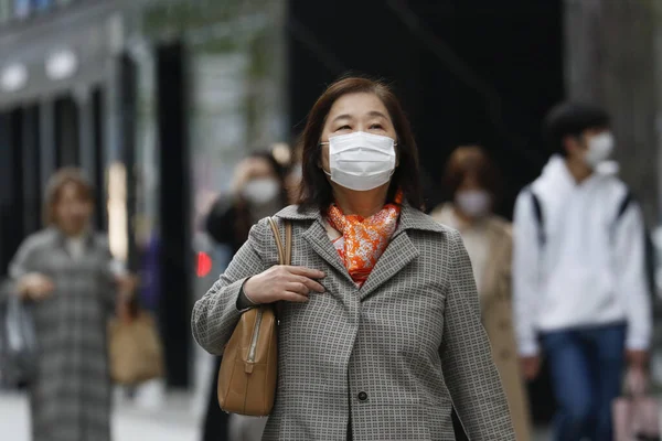 Tóquio Japão Março 2020 Uma Mulher Idosa Usando Uma Máscara — Fotografia de Stock