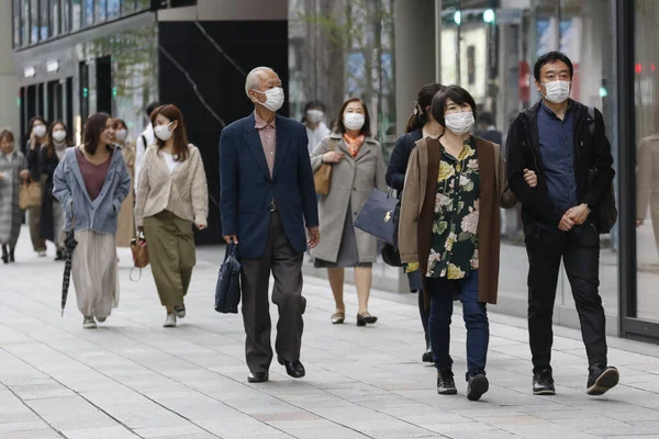 Токио Япония Марта 2020 Пешеходы Хирургических Масках Предотвращения Инфекционных Заболеваний — стоковое фото