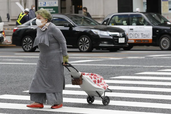 Токио Япония Марта 2020 Пожилая Женщина Хирургической Маске Предотвращения Инфекционных — стоковое фото