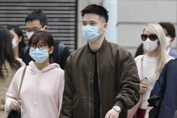 Tóquio Japão Março 2020 Pedestres Usando Máscaras Cirúrgicas Para Prevenir — Fotografia de Stock