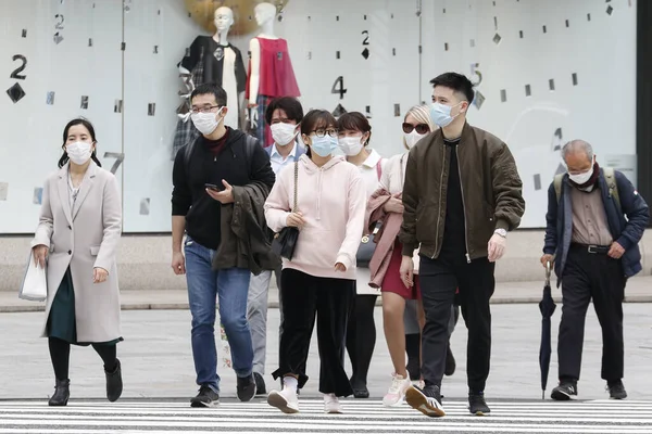 Tóquio Japão Março 2020 Pedestres Usando Máscaras Cirúrgicas Para Prevenir — Fotografia de Stock