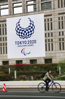Tokyo, Japonya, 23 Mart 2020 - Tokyo 2020 Paralimpik Oyunları tabelası Shinjuku 'daki Tokyo Büyükşehir Hükümet Binası' nın önünde sergileniyor.