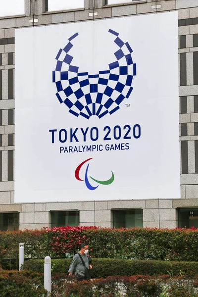 Tokyo, Japonya, 23 Mart 2020 - Tokyo 2020 Paralimpik Oyunları tabelası Shinjuku 'daki Tokyo Büyükşehir Hükümet Binası' nın önünde sergileniyor.