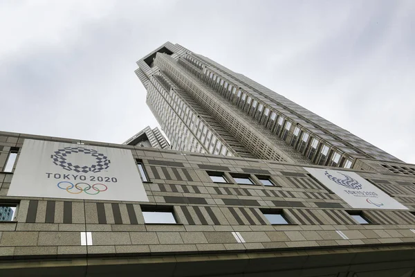 Tokyo, Japonya, 23 Mart 2020 - Tokyo 2020 Olimpiyat ve Paralimpik Oyunları, Shinjuku 'daki Tokyo Büyükşehir Hükümet Binası' nın önünde sergileniyor.
