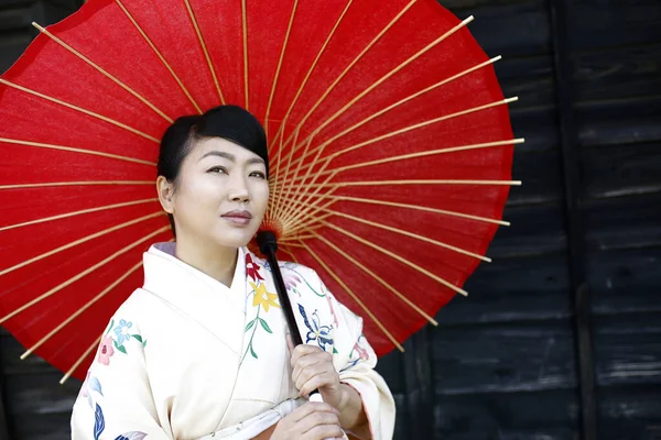 Tokyo, Japonya 'da beyaz kimono giyen Japon kadının portresi..