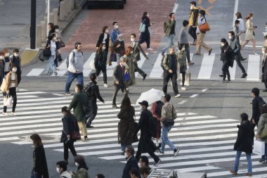 Tokyo, Japonya, 7 Nisan 2020 - Yayalar, Shibuya 'nın ünlü sınır kapısındaki yeni koronavirüs salgını sırasında önleyici bir önlem olarak yüz maskesi takıyorlar.. 
