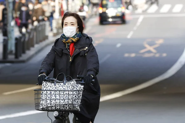 Токио Япония Апреля 2020 Года Пешеходы Надевают Маски Лица Качестве — стоковое фото