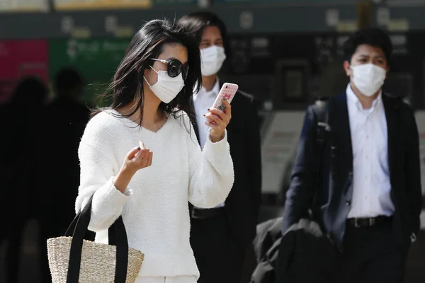 Tokyo Giappone Aprile 2020 Pedoni Indossano Maschere Facciali Come Misura — Foto Stock