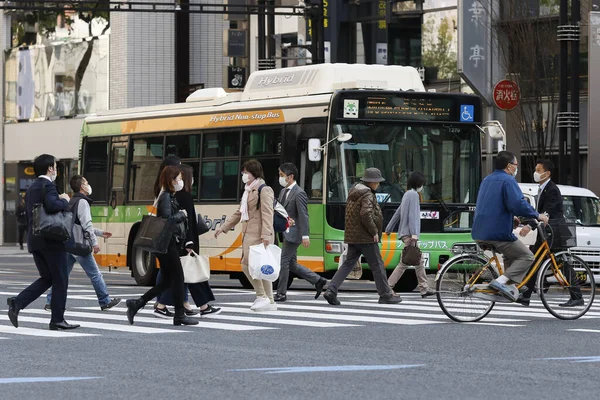 Токио Япония Апреля 2020 Пешеходы Носят Маски Лица Качестве Профилактической — стоковое фото