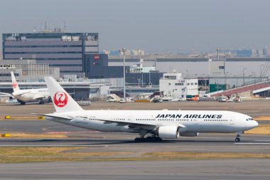 18 Mart 2020, Tokyo, Japonya - Japon Hava Yolları (JAL) uçakları genellikle Haneda Havalimanı olarak bilinen Tokyo Uluslararası Havaalanında görüldü..