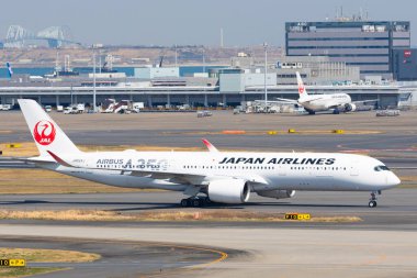 18 Mart 2020, Tokyo, Japonya - Japon Hava Yolları (JAL) uçakları genellikle Haneda Havalimanı olarak bilinen Tokyo Uluslararası Havaalanında görüldü..