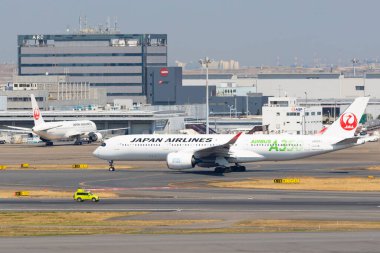 18 Mart 2020, Tokyo, Japonya - Japon Hava Yolları (JAL) uçakları genellikle Haneda Havalimanı olarak bilinen Tokyo Uluslararası Havaalanında görüldü..