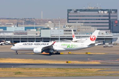 18 Mart 2020, Tokyo, Japonya - Japon Hava Yolları (JAL) uçakları genellikle Haneda Havalimanı olarak bilinen Tokyo Uluslararası Havaalanında görüldü..