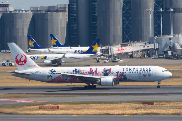 Березня 2020 Року Токіо Японія Японія Airlines Jal Логотипами Олімпійських Ліцензійні Стокові Зображення