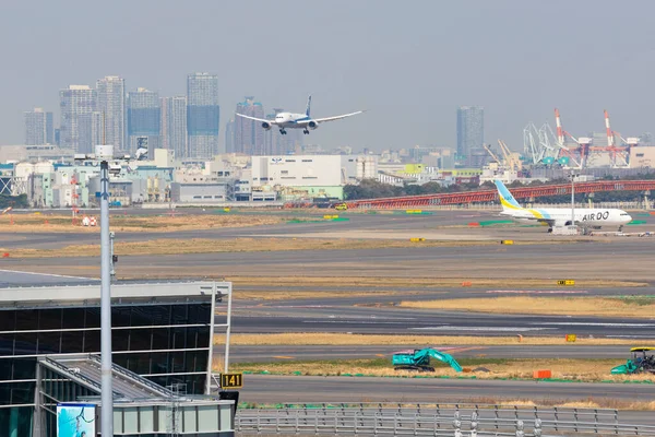 18 Mart 2020, Tokyo, Japonya - Tüm Nippon Airways (ANA) uçakları Tokyo Uluslararası Havaalanına indi..