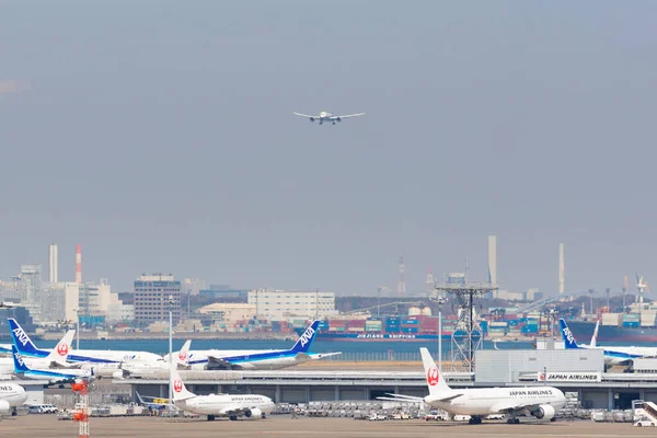 東京2020年3月18日 羽田空港として知られる東京国際空港に全日本空輸 Ana の航空機が着陸 — ストック写真