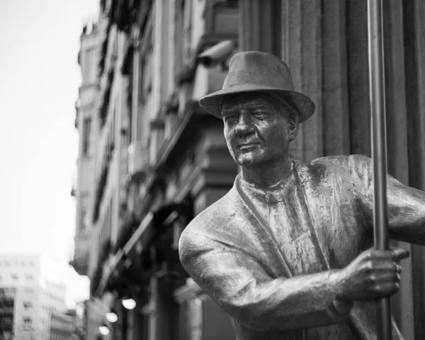 Belgrad, Sırbistan 'daki ABD' li aktör Karl Malden heykeli, siyah beyaz