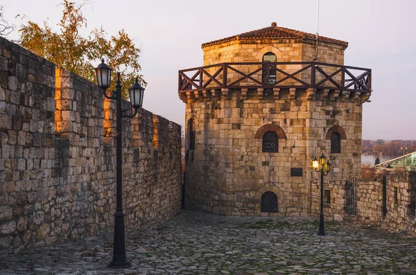 Belgrad 'daki Kalemegdan ortaçağ kale kulesi (Jaksiç kulesi - Jaksiceva kula)