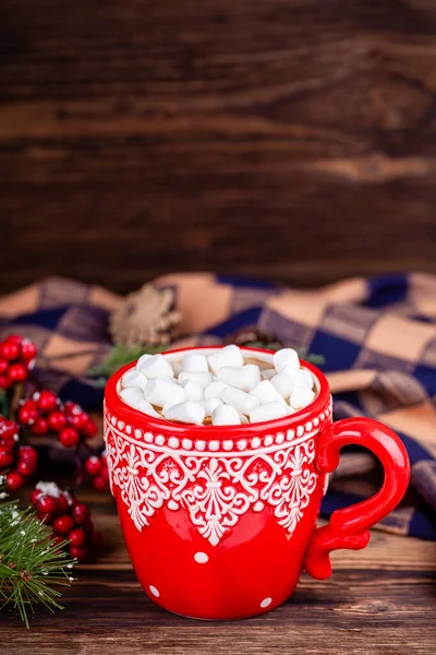 Beker met cacao en marshmallows in gezellige kerstversiering houten achtergrond — Stockfoto