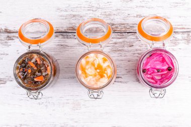 Ev yapımı lahana salamura edilmiş kimchi, deniz lahanası, lahana turşusu açık cam kavanozlarda ekşi.