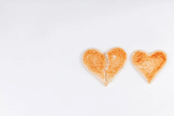 Brood toast gebroken hart met heel hart samen op witte achtergrond — Stockfoto