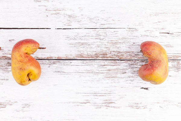 Fula ekologiska frukter mogna päron på vit trä bord bakgrund med kopia utrymme — Stockfoto