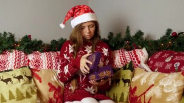 Noel Şapkalı Üzgün Kız Yılbaşı Hediyesi Kutusunu Yeni Yıl Dekorasyonlarında Açtı