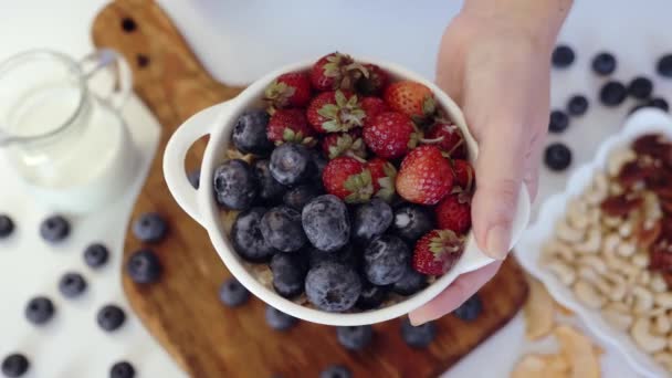 Vrouw handen met lepel eet gezond veganistisch ontbijt, concept van vegetarisch voedsel — Stockvideo