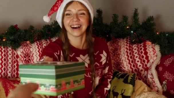 Felice ragazza prendendo regalo di Natale Box si apre a Capodanno Decorazioni Vacanze — Video Stock