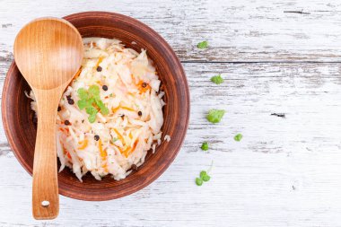 Ev yapımı lahana, lahana turşusu, ahşap kasede ekşi lahana, mutfak masasında.