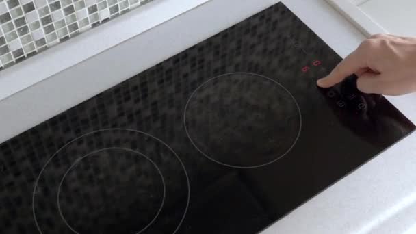 Infrared Electric Touch Ocağı 'nı aç ve Electric Hob' a Pan 'ı koy — Stok video