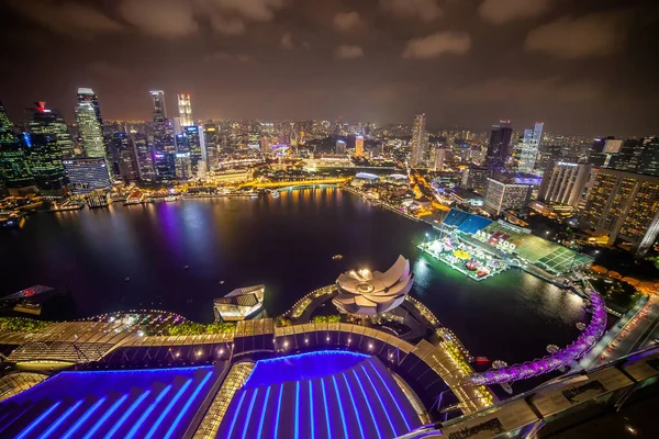 Vista nocturna aérea del paisaje urbano de Singapur con rascacielos del Marina Bay Hotel —  Fotos de Stock
