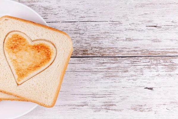 Pan tostado cortado de corazón, concepto de feliz día de San Valentín, desayuno con amor —  Fotos de Stock