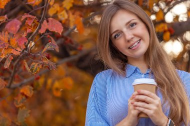 Kahveli Mutlu Genç Kadın Sonbahar Kırmızı Ağaçlar Arkaplanına gidecek