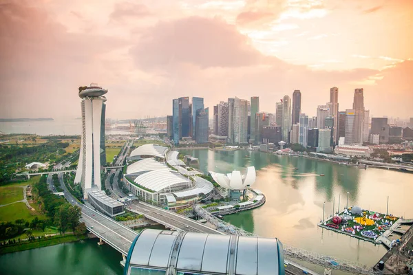 Vista aérea na paisagem urbana de Singapura com arranha-céus de Singapore Flyer — Fotografia de Stock