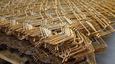 Diy mağazasındaki bir hırdavatçıdaki rabitz ızgaralarının katmanları