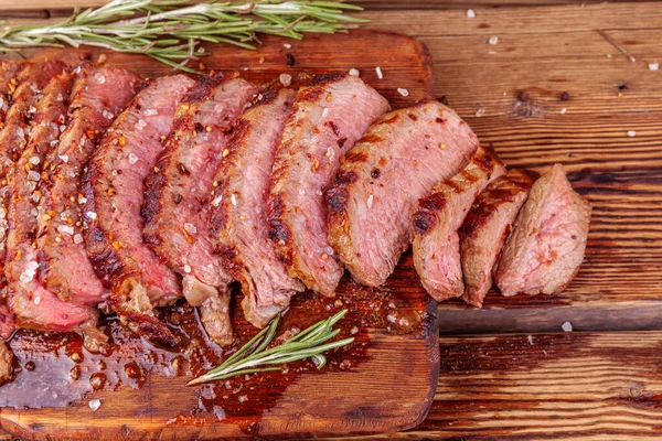 Dilimlenmiş Et Biftek Biftek Pirzolası ve Kırsal Ahşap Kesme Tahtasında Baharatlar