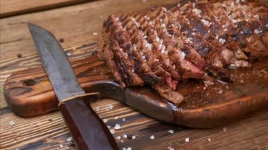 Dilimlenmiş Et Biftek Biftek Pirzolası ve Kırsal Ahşap Kesme Tahtasında Baharatlar