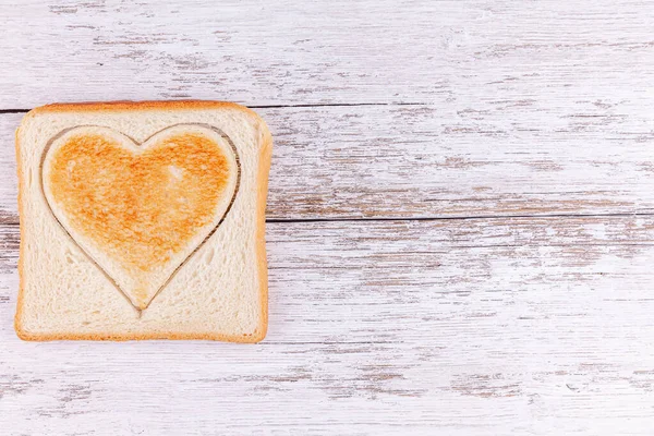 Pan tostado cortado de corazón, concepto de feliz día de San Valentín, comida de la mañana con amor — Foto de Stock