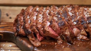 Dilimlenmiş Biftek Bifteğini Kapatın Tahta Kesme Tahtasındaki Baharatlarla