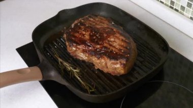 Erkek Elleri Izgara Bifteği Mutfakta Tuzlu Izgara Tava ile Kaldırıyor